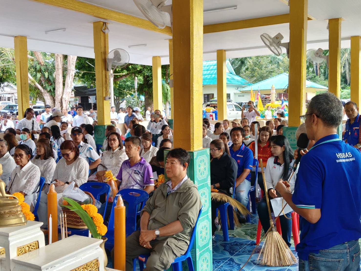 พิธีถวายเทียนพรรษาภายในศาลาวัด