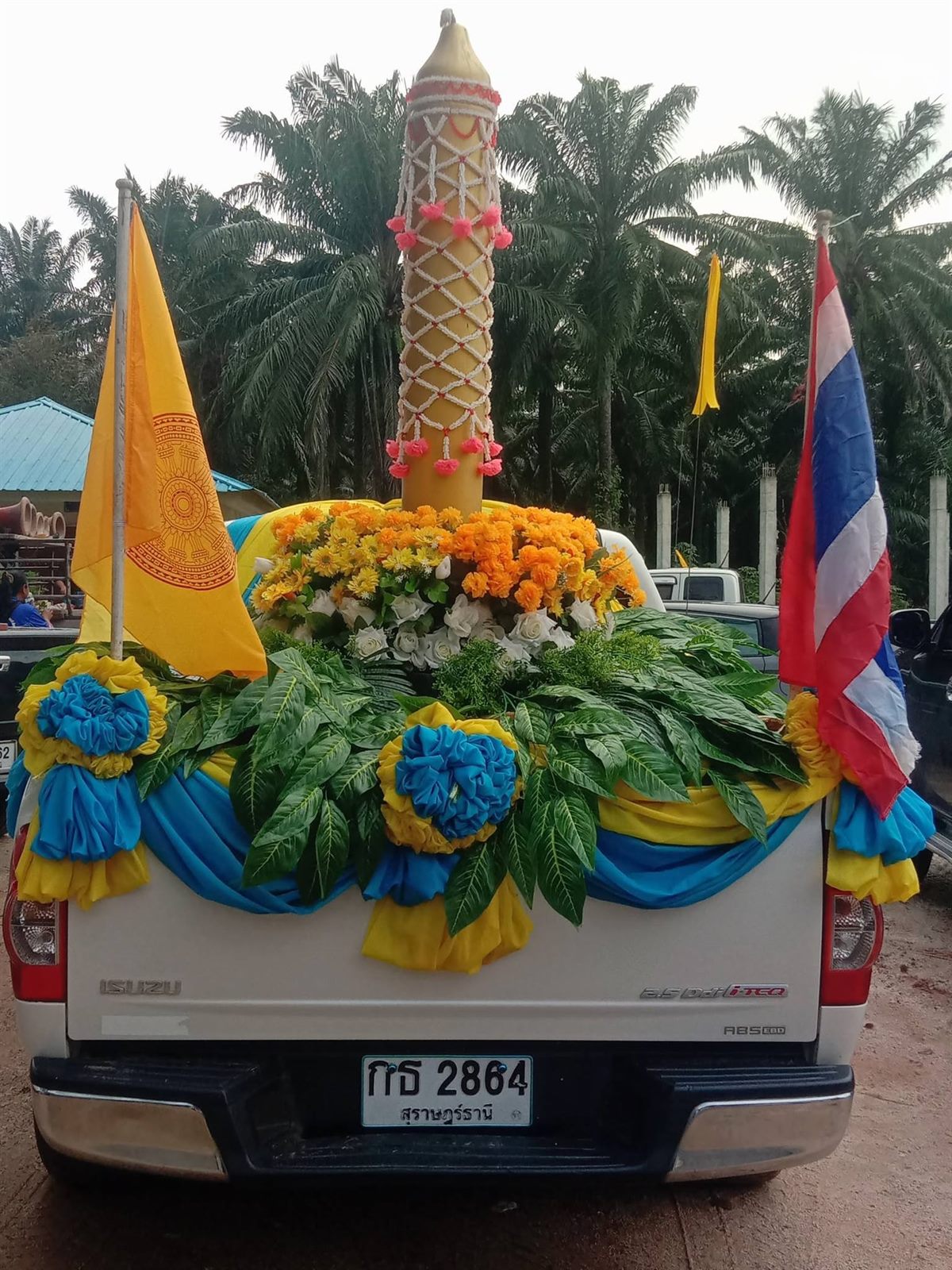 เทียนพรรษาประดับดอกไม้บนขบวนรถ