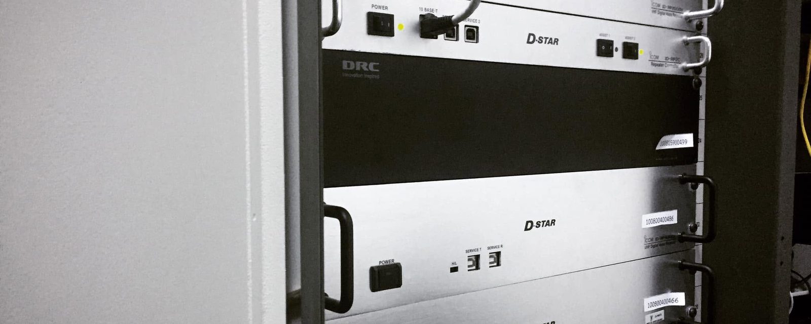 ตู้อุปกรณ์สถานีทวนสัญญาณ ICOM D-STAR และ DRC Repeater Controller ของสมาคมนักวิทยุสมัครเล่นสุราษฎร์ธานี HS8AS